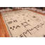 Grand tapis moderne à motif primitif