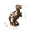 Chimpanzé et statues naines