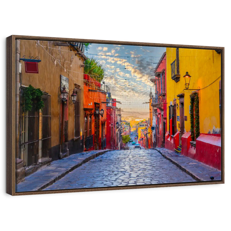 Rue San Miguel De Allende, 19 po x 13 po, Cadre flottant noyer