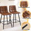 Deux chaises de bar en tissu brun, motif à carreaux, structure stable, pieds en métal noir, siège incurvé ergonomique à barres, pieds
