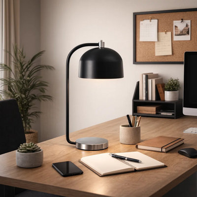 Lampe de bureau Sieny, abat-jour en arc de cercle, accents argentés, métal noir