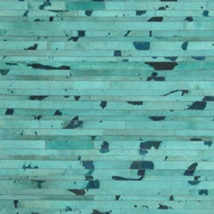 Tapis turquoise en peau de vache abstraite faite à la main