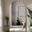 Miroir surdimensionné arqué en métal surdimensionné-570231696-543396702