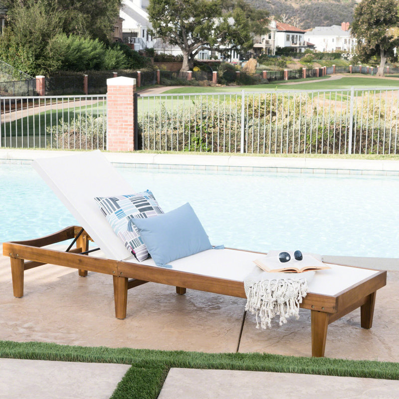 Chaise longue en maille blanche et bois résilient avec soleil