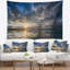Coucher de soleil au bord de la mer avec ciel dramatique et tapisserie marine-28492136