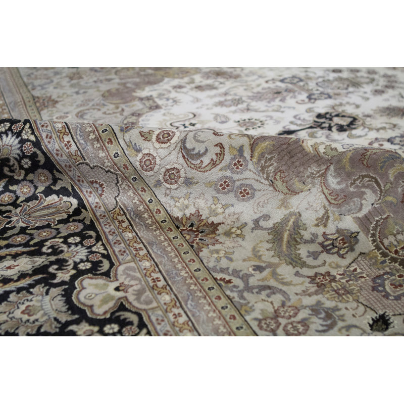 Oriental Area Rug in Ivory/Black