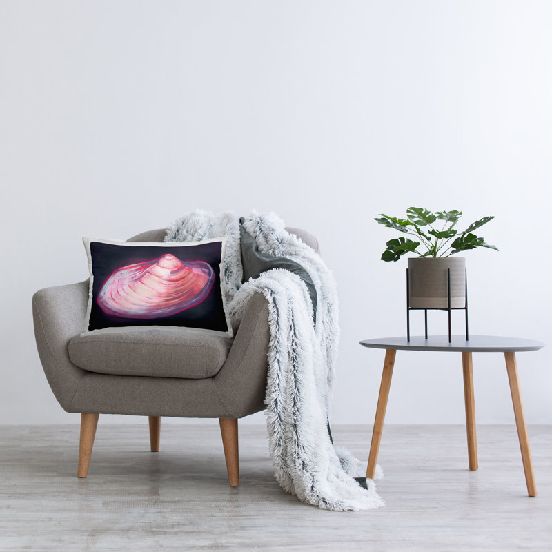 Design de coussin décoratif imprimé coquillage rose sur fond noir par Grace Popp