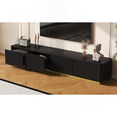 Meuble télé de luxe cannelé pour téléviseur de 85 po ou moins, console multimédia en faux marbre avec 4 tiroirs, profil incurvé, centre de divertissement moderne avec base dorée pour le salon