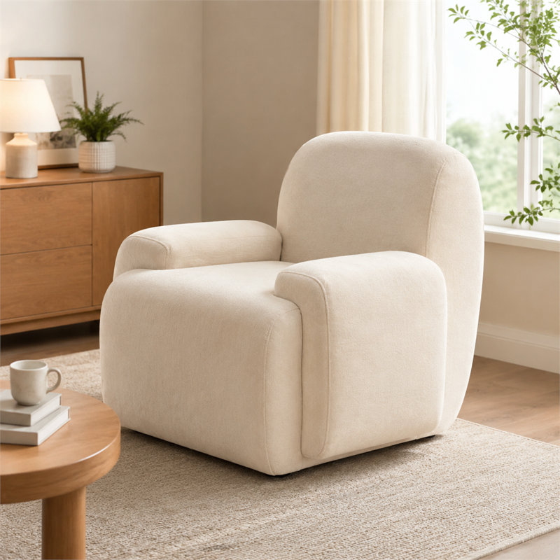 Fauteuil rembourré en chenille beige doux pour la peau, doté d'un siège large et profond et d'une conception douce et non structurée - un fauteuil à une place idéal pour se détendre et lire à la maison.