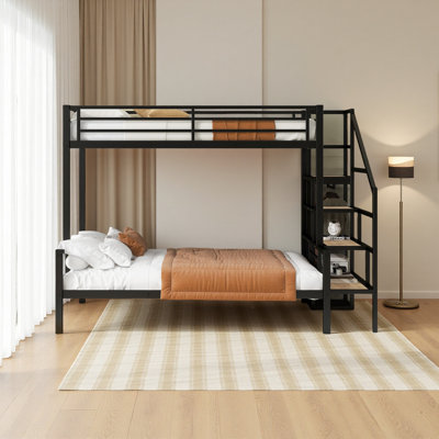 Lit superposé simple au-dessus d'un lit double en métal avec escalier de rangement et garde-robe ouverte