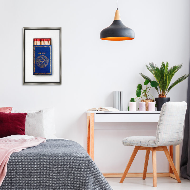 "Blue Trendy Matchbox", par Amanda Greenwood, H 25 po x l 17 po, Cadre flottant gris lustré