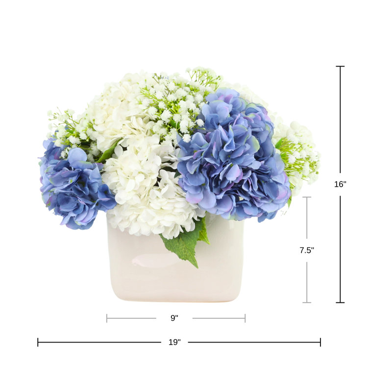 Assortiment d'hortensias et arrangement de souffle de bébé