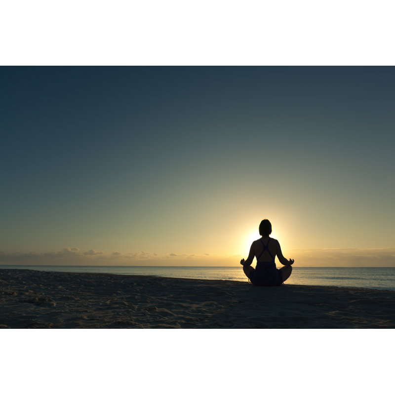 Yoga Lotus Pose au lever du soleil dans les Caraïbes, vacances à la plage par Yinyang, H 12 po x l 18 po