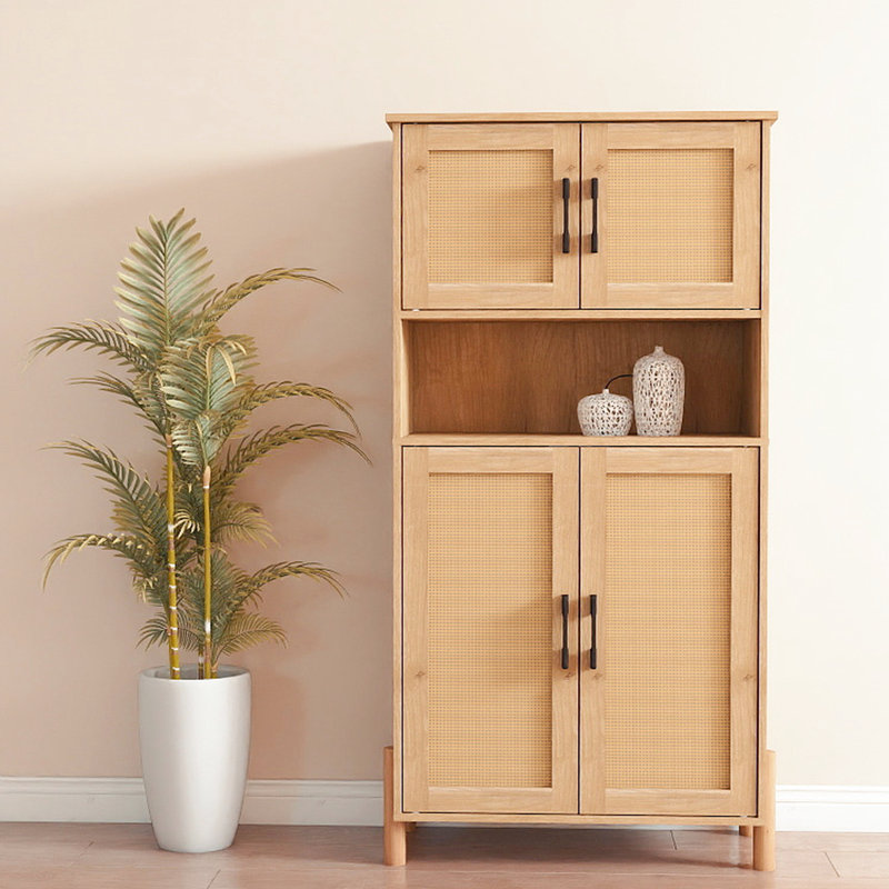 Armoire de rangement Mid-Century tissée à 4 portes avec tablettes réglables. Idéal pour les essentiels de salle à manger et le désordre du salon. Quatre structures amplement d'espace dans les portes Design Good Articles Decor. Équilibre