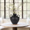 Vase en terre cuite fabriqué à la main avec deux poignées - Pichet d'inspiration moderne Amphora pour un décor élégant - Vase sculptural élégant pour arrangements floraux, tablettes ou présentoir de table