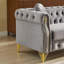 Luxueux canapé Chesterfield en velours avec des clous en cuivre, des boutons capitonnés et des pieds en métal, parfait pour une assise élégante et confortable-1769779202
