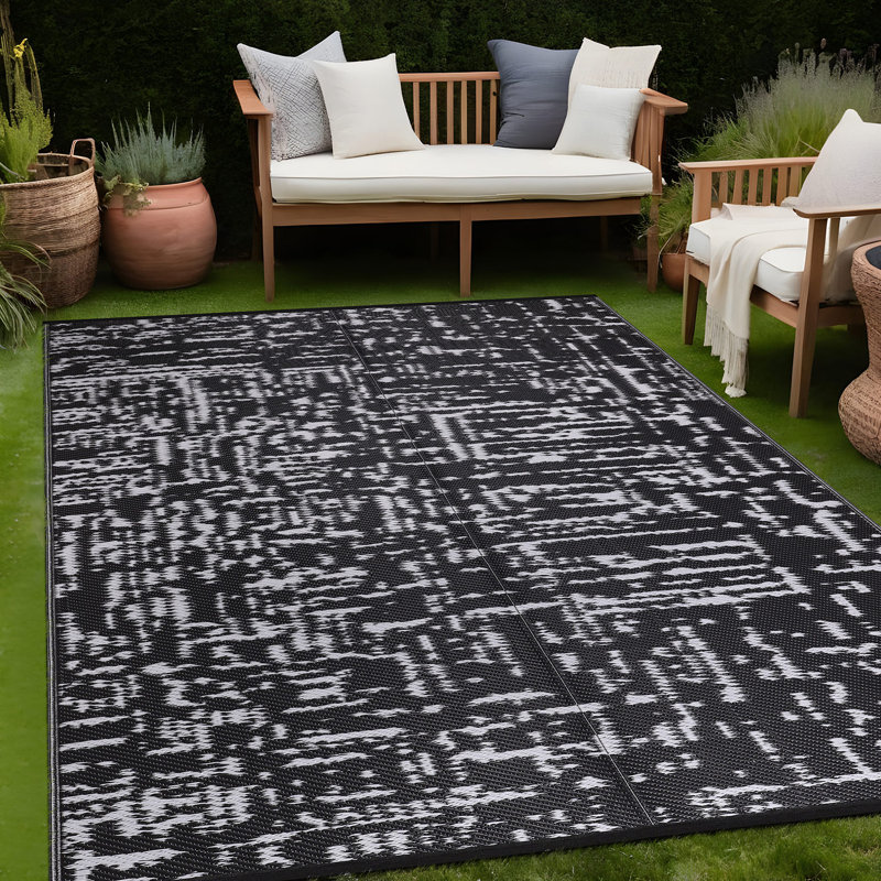 Aldo Reversible Plastic Black and White Outdoor Rug, Rectangle 5' x 7'