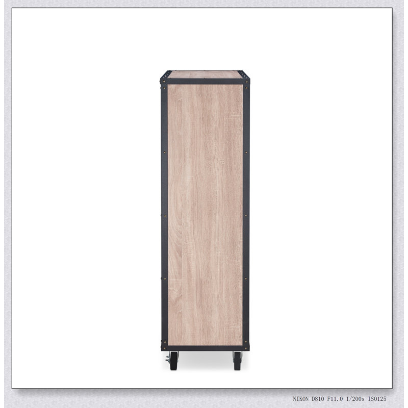 Commode au fini chêne clair vieilli Bemis avec tiroirs spacieux et élégance industrielle, parfaite pour les solutions de rangement modernes.