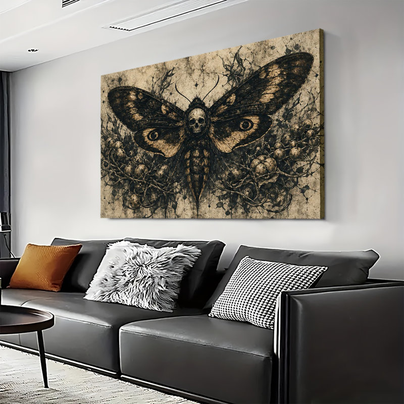 Tête de mort, papillon de nuit avec vignes torsadées et baies, 28 po x 40 po