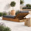 Chaise longue de patio réglable en bois avec coussin-133652319