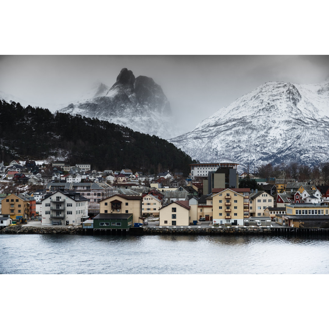 Berge über Ã...Ndalsnes von JohnDPorter - Drucken