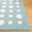 Tapis bleu / blanc en laine / coton touffeté à la main Rebollo-87912009