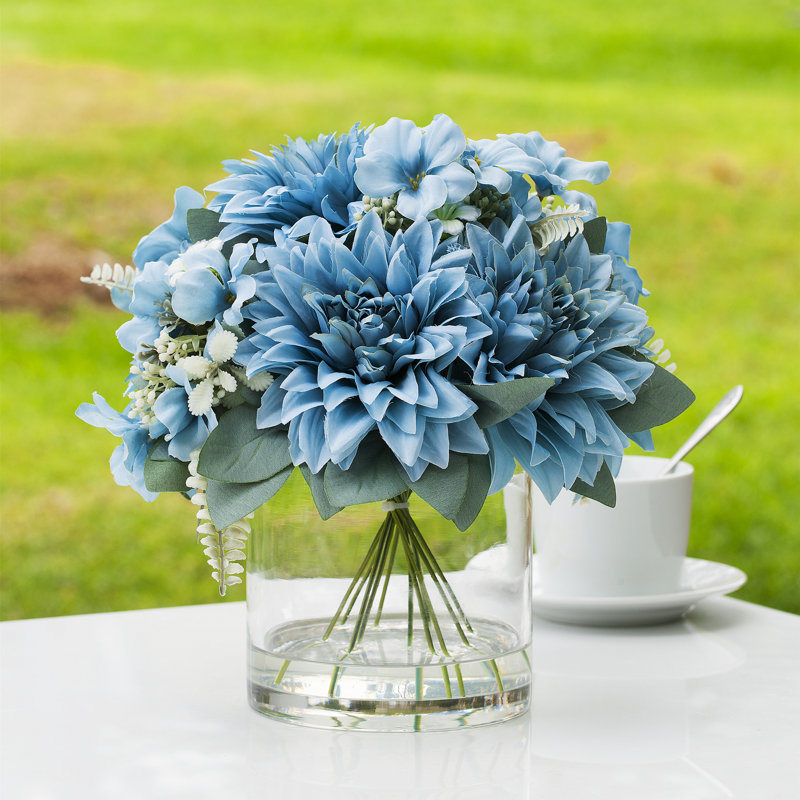 Arrangement floral mélangé dans un vase, Bleu