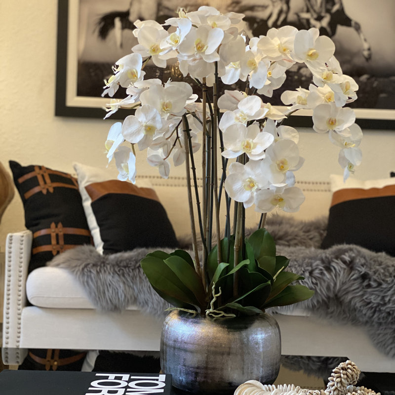 Orchidées blanches dans un pot argent artisanal