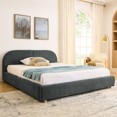 Structure de lit tapissier grand format avec revêtement gris foncé, haute tête de lit courbée, repose-pieds et rangement à 4 tiroirs pour une chambre à coucher chic et privée
