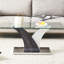 Table basse rectangulaire en verre avec pattes stables et design artistique dans les tons gris et blanc. Élégant plateau transparent.
