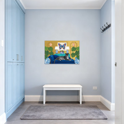 Animaux, léopard exotique sur un canapé bleu avec art papillon