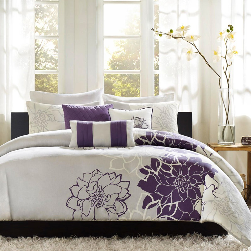 Très grand / très grand lit avec housse de couette en coton à imprimé floral et coussins rembourrés