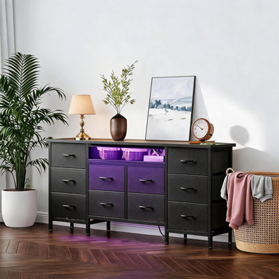 Meuble télé moderne de 160 cm (63 po) avec 10 tiroirs en tissu, éclairage DEL, prises électriques et pieds réglables pour téléviseurs jusqu'à 190 cm (75 po).