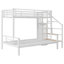 Lit superposé simple au-dessus d'un lit double en métal avec escalier de rangement et garde-robe ouverte-990821493