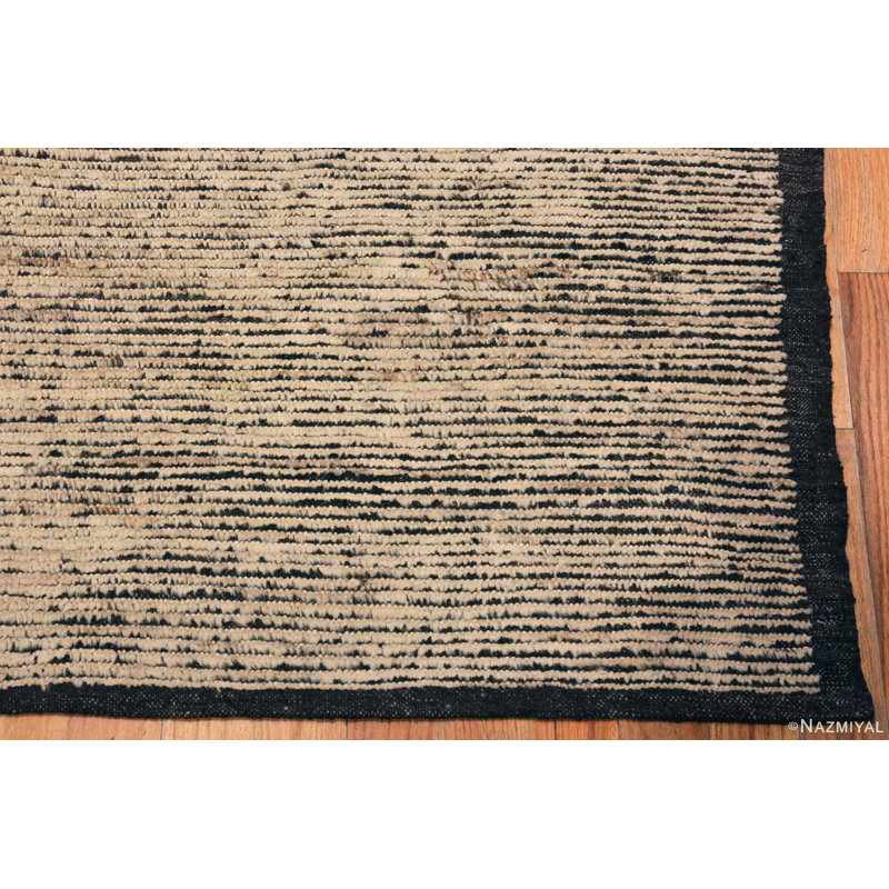 Grand tapis marocain moderne de couleur douce
