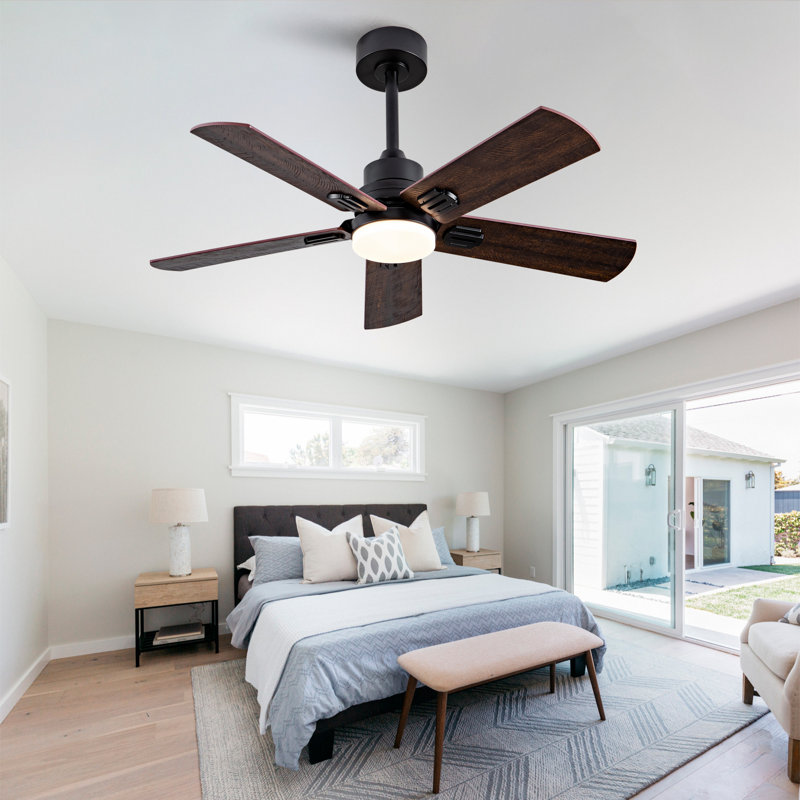 Ventilateur de plafond intelligent d'intérieur / extérieur avec lumière, 6 pales noir / noyer à double finition, télécommande, DEL à intensité variable, moteur à courant continu silencieux à 6 vitesses, réversible