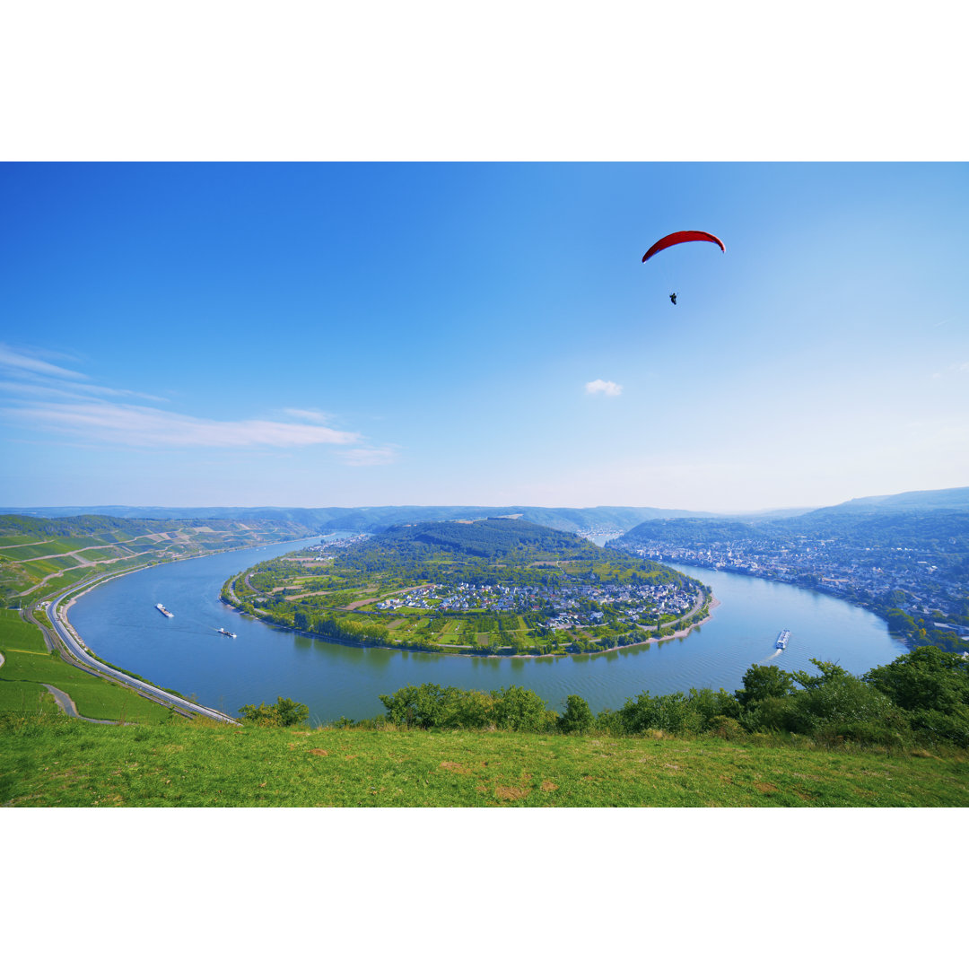 Rheinschleife bei Boppard mit einem Hängegleiter von Clu - Ohne Rahmen auf Leinwand drucken