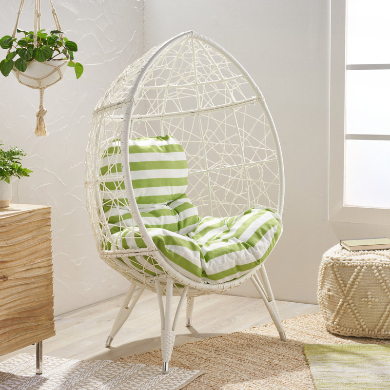 Élégant fauteuil en osier Teardrop avec coussin moelleux résistant à l'eau pour une détente en plein air