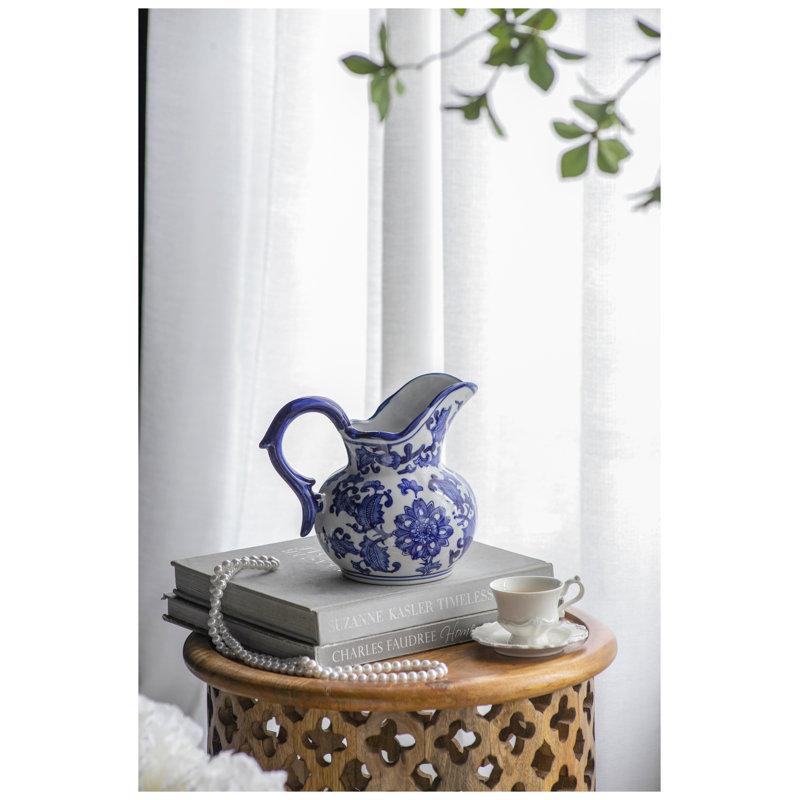 Vase en forme de pot à lait en céramique bleu et blanc avec motif floral et poignée