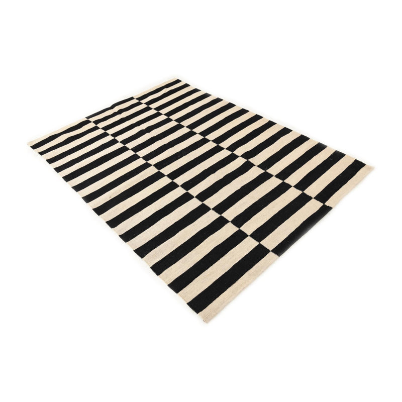 Tapis noir et blanc 4 pi x 6 pi