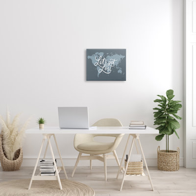 «Let Get Lost Adventure», phrase sur carte du monde surdimensionnée, estampe numérique sur fond noir, art texturé par Becky Thorns