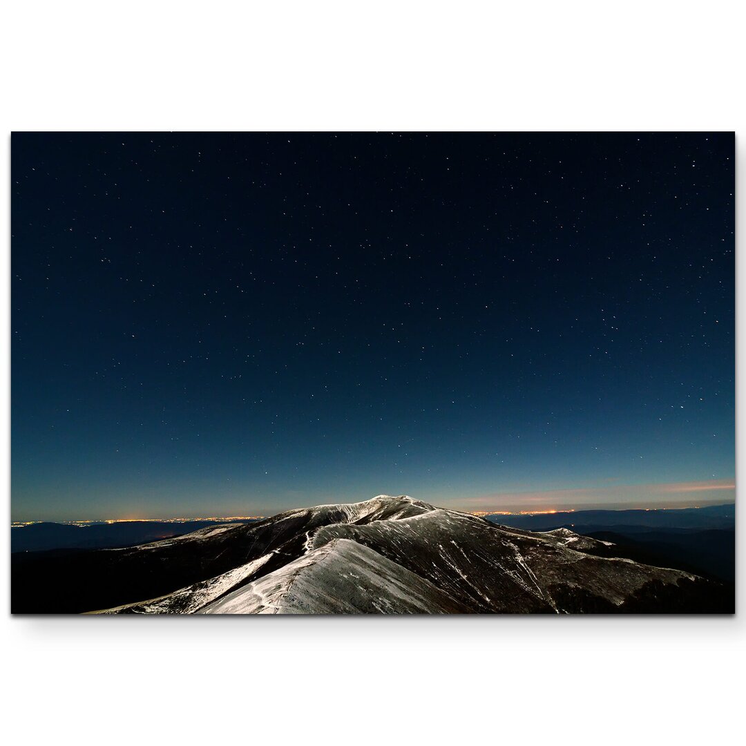 Leinwandbild Glitzernder Sternenhimmel über schneebedeckter Bergkette