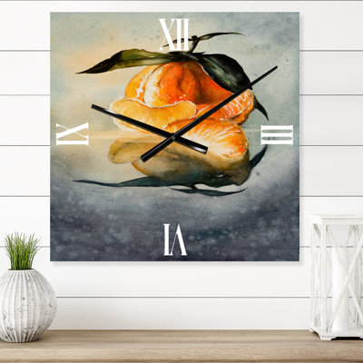 Horloge murale traditionnelle avec mandarine orange fraîche avec feuilles vertes