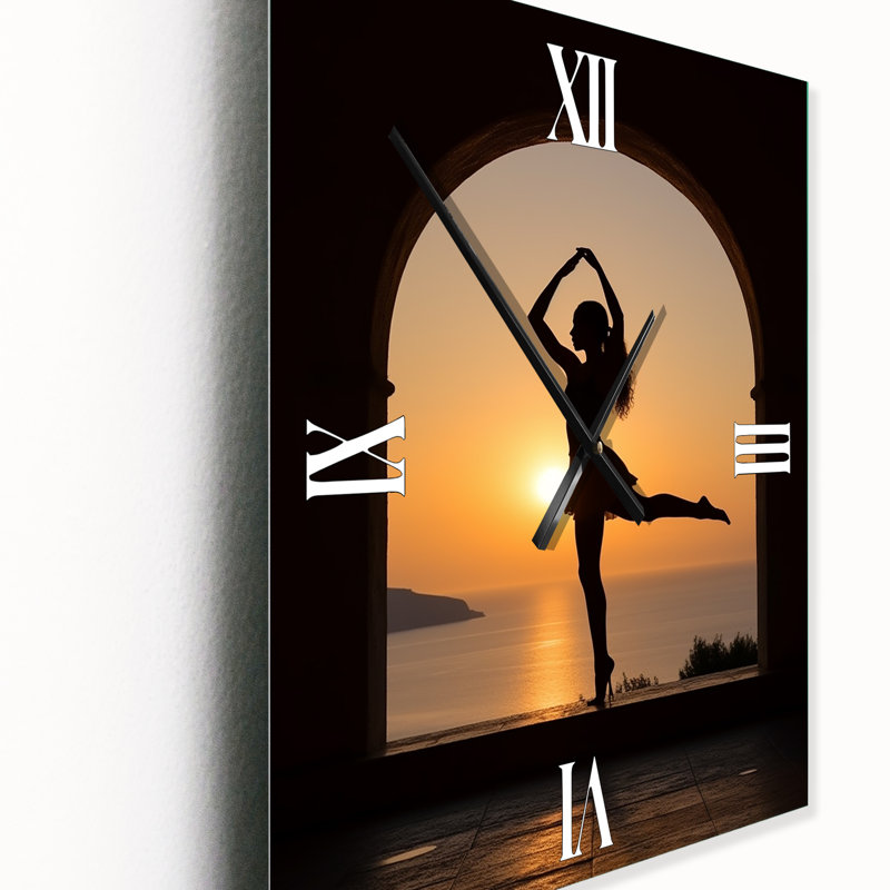 Élégante silhouette de coucher de soleil dansant II - horloge murale mode femme, H 32 po x l 24 po x P 1 po