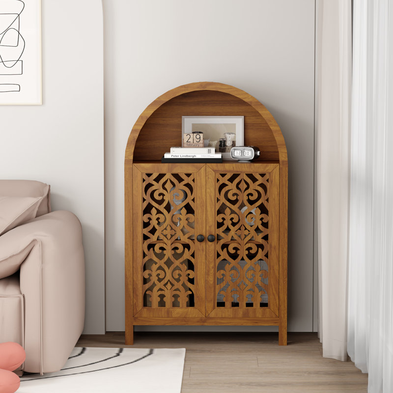 Petite armoire d'appoint sculptée à la main Blossom avec portes et tablettes ouvertes pour le vestibule
