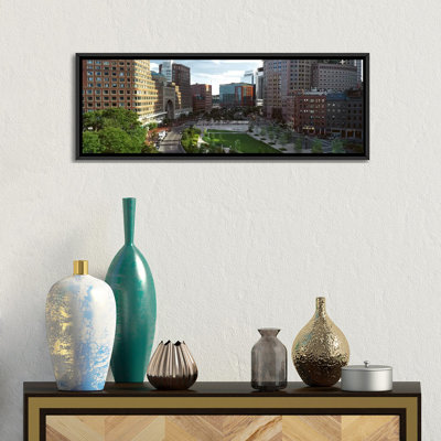 Bâtiments dans une ville, Atlantic Avenue, Wharf District, Boston, Suffolk County, Massachusetts, États-Unis - Reproduction de photo panoramique non encadrée