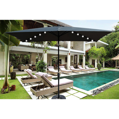 Parasol de jardin rectangulaire à DEL 10 pi x 6,5 pi Auvent, manivelle sans effort et mécanisme d'inclinaison. Pour les espaces extérieurs comme la cour, le patio, la piscine. Mât noir 10 pi x 6,5 pi avec Fonctionnement imperméable et fluide.