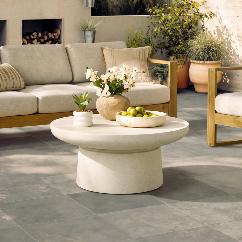 Table basse ronde moderne Rey de 70 cm de large en MGO avec pied sculptural et finition mouchetée