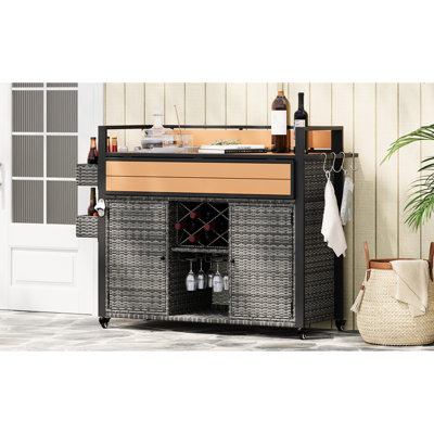Chariot de barbecue extérieur gris avec roulettes verrouillables, structure en acier, table allongée, conception pliable, espaces de rangement multiples, extérieur de porte-bouteilles de vin - plateau de table en bois, épice, porte-verre,
