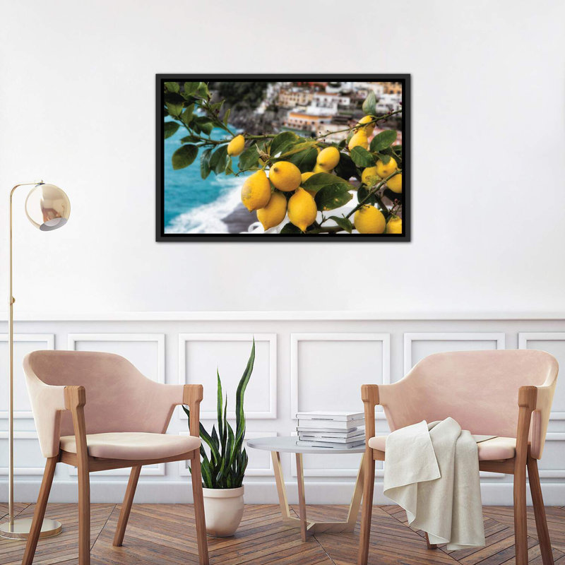 «Gros plan sur un citronnier avec fruit» - impression, Cadre noir vieilli, H 26 po x l 40 po x 1,5 po